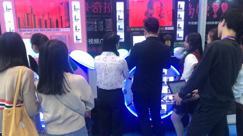 商場(chǎng)中的(de)口紅(hóng)機(jī)賺錢(qián)嗎(ma)