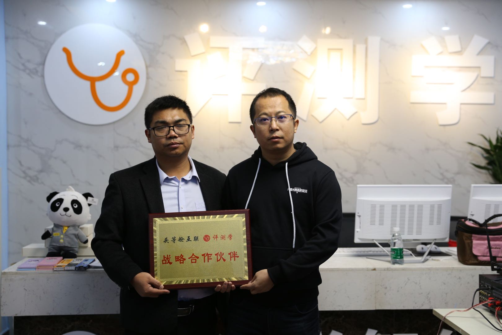 阿裡(lǐ)AI賽道(dào)明(míng)星企業(yè)頭等艙共享按摩椅與評測學自(zì)适應教育達成戰略合作(zuò)！